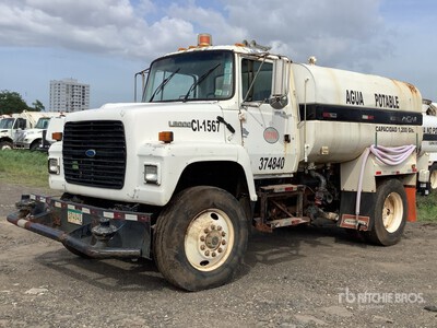 1995 Ford LN8000 1200 gal 4x2 Camion à eau