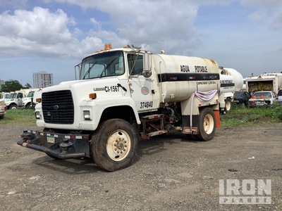 1995 Ford LN8000 1200 gal 4x2 Crew Cab Camion à eau