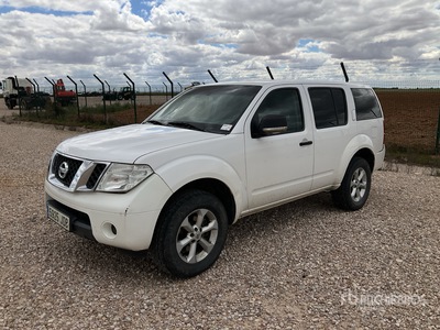 2015 Nissan Pathfinder 4x4 Pick-up