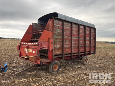 Gehl BU810 16 ft T/A Drawbar Side Dump Silage Wagon