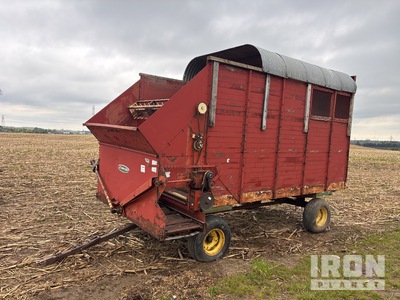 New Idea 14 ft 6 in T/A Silage Wagon