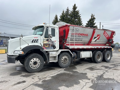 2011 Mack GU813 Granite 8x4 Twin-Steer شاحنة ذات قاع حي