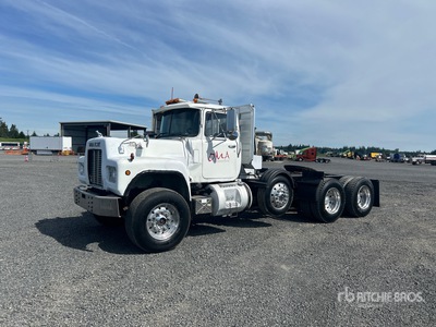 1990 Mack RD688 8x4 Ciągnik siodłowy z kabiną dzienną Tri/A