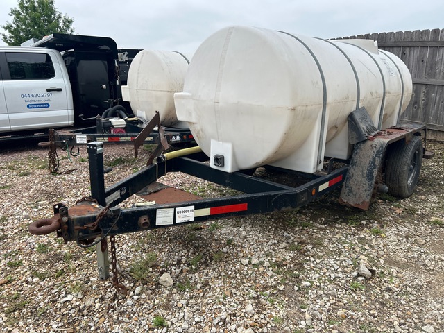 2010 1025 Gallon Water Trailer
