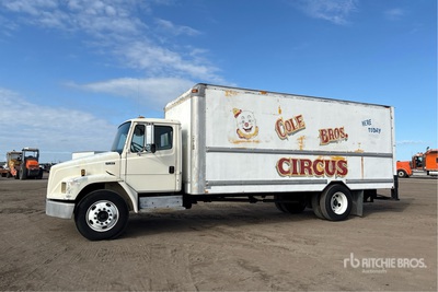 2001 Freightliner FL60 4x2 شاحنة فان
