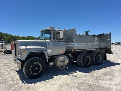 1979 Mack R686 6x4 Brandstof- en smeerwagen