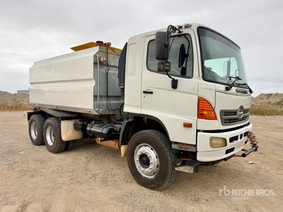 2009 Hino FM1J 13000 L 6x4 Camion cisterna de agua