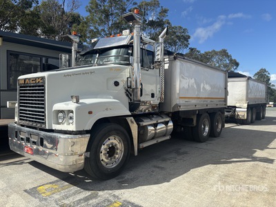 2002 Mack Trident 6x4 شاحنة قلابة /ثلاثة محاور