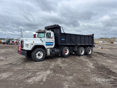 1998 Mack RB688S شاحنة قلابة /ثلاثة محاور