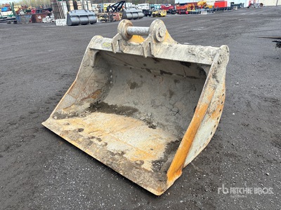 70 in Q/C Cleanup Excavator Bucket - Fits Cat 335