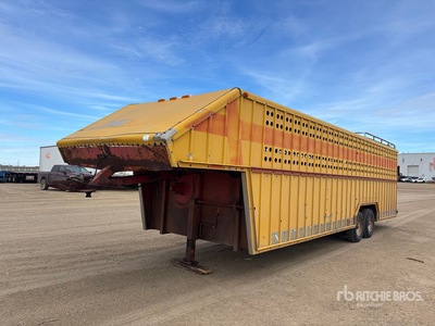 1982 29 ft T/A Livestock Trailer