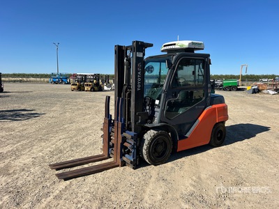 Toyota 8FG40U 7350 lb Pneumatic Tire Forklift