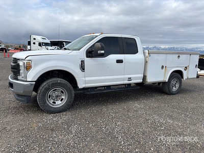 2019 Ford F-350 4x4 Extended Cab Utility Truck
