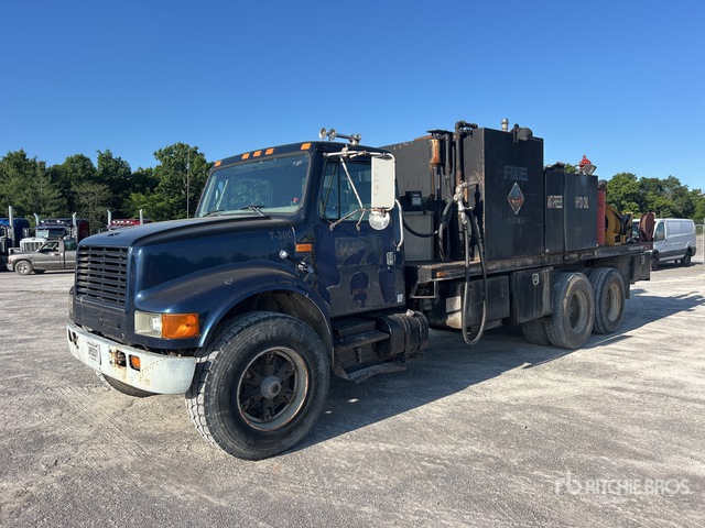 1999 International 4900 6x4 Fuel and Lube Truck