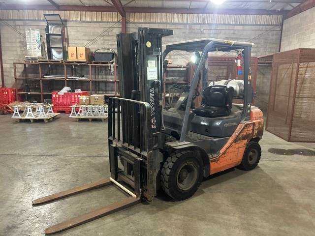 2012 Toyota 8FGU25 4500 lb Pneumatic Tire Forklift