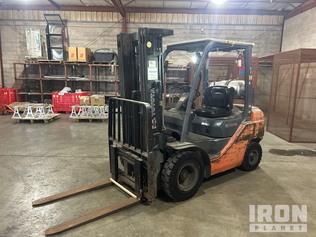 2012 Toyota 8FGU25 4500 lb Pneumatic Tire Forklift