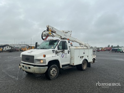 Altec AT370 37 ft on 2005 Chevrolet C5500 4x2 Bucket Truck