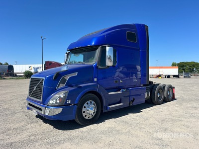 2013 Volvo VNL 6x4 تراكتور شاحنة كابينة النوم (ثنائية المحور)