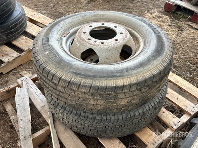 Quantity of (2) Michelin LT235/80R17 Neumáticos