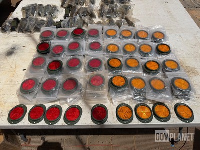 Lot of 150 HMMWV Reflector Markers 85 Amber/65 Red 150 Reflective Markers -Imported. Ship Dims: 13 20x12 40 lbs Parti di ricambio per Humvee