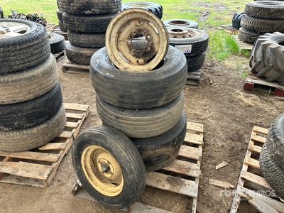 Quantity of (5) Goodyear 11L-15F1 Neumáticos