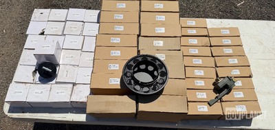 Lot of 60 HMMWV parts/25 Fuel Doors /17 Turn signals/18 Intake Weather Cap Lot of 60 parts  imported and new in box. Parti di ricambio per Humvee