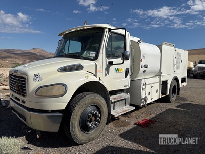 2010 Freightliner M2106 4x2 fuel and lube شاحنة الوقود والتشحيم