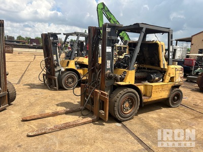Cat DP40KL 8800 lb Pneumatic Tire Heftruck (Inoperable)