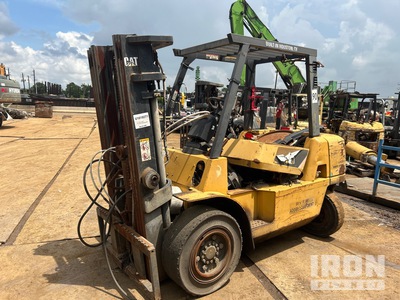 Cat DP40K-D 7800 lb Pneumatic Tire Forklift (Inoperable)