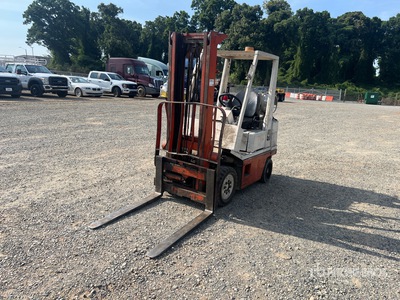 1987 Nissan KCPH02A25PV 4000 lb Cushion Tire Chariot Élévateur