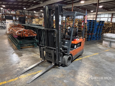 2005 Toyota 2240 lb Cushion Tire Carrelli Elevatori
