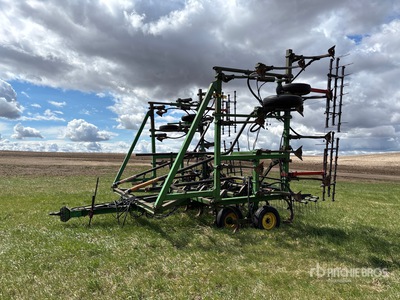 John Deere 1610 35 ft Cultivator
