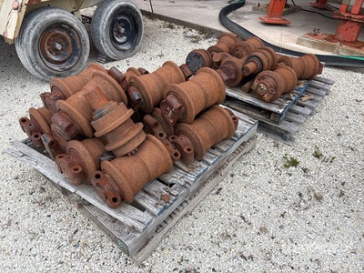 Quantity of Excavator Rollers Pièces divers - Fits Cat 345