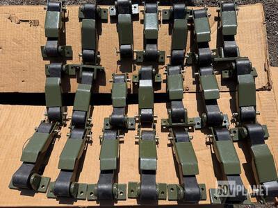 Lot of 44- HMMWV Hood Hold Down Latches Not all items in photo; Ships 1 Box: 17x16x9 50lbs Parti di ricambio per Humvee