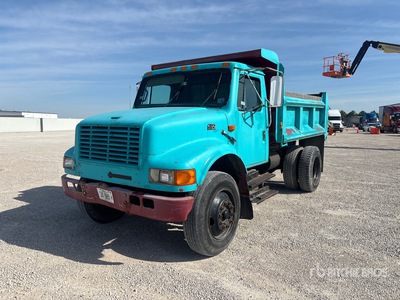 1995 International 4700 4x2 Camion à benne basculante S/E
