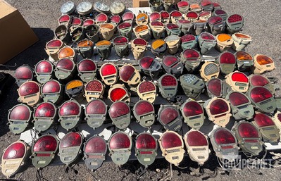 Lot of 68 -Used 10-34 VDC Military MRAP Taillights 68 used taillights/casings Ship dims:31x24x31 60lbs Parti di ricambio per Humvee