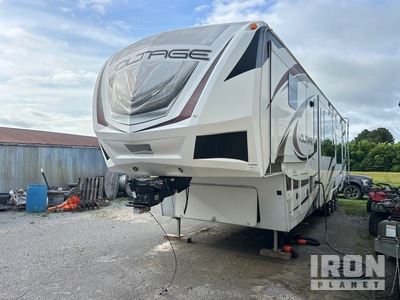 2013 Dutchman V3905 43 ft 8 in Tri/A Reisaanhangwagen