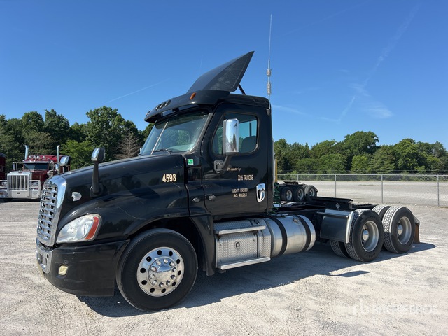 2017 Freightliner Cascadia 125 6x4 T/A Day Cab Truck Tractor