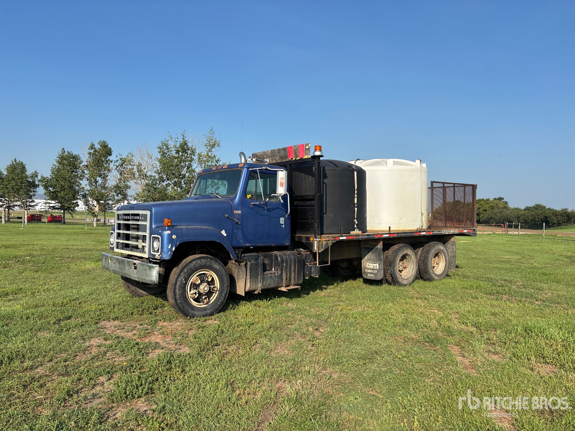 1984 International F2575 6x4 Flatbed Truck