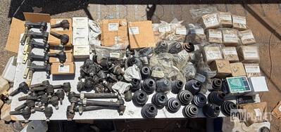 1- Lot of HMMWV Suspension Parts (Dust Boots/Idlers/Ball Joints and More) Ships on pallet 43x43x26 165lbs Parti di ricambio per Humvee