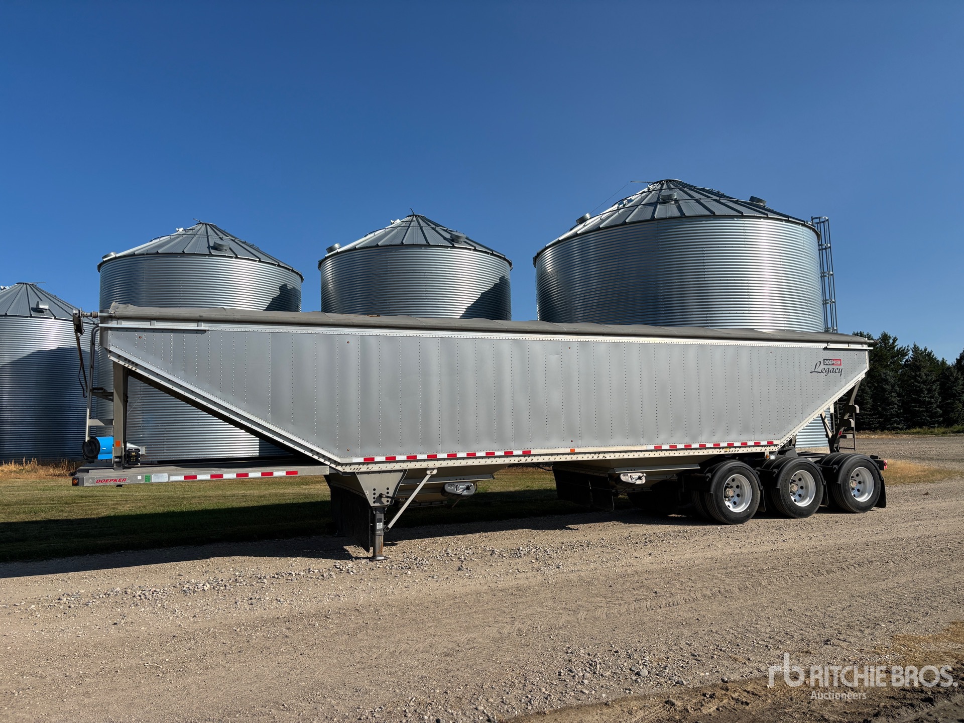 2019 Doepker Legacy 45 ft Tri/A Grain Trailer
