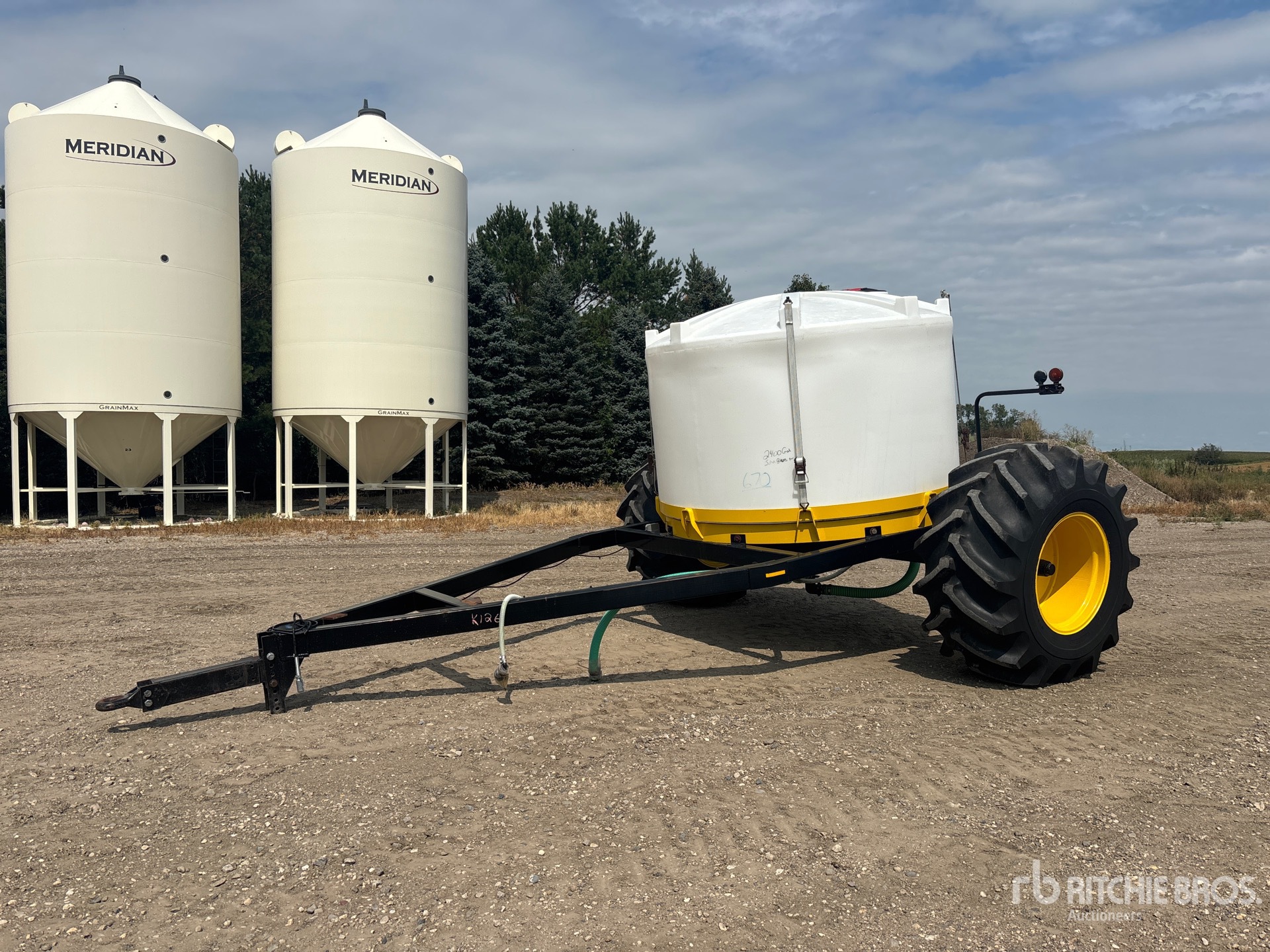 Custom Built 1800 gal Tow-Between Fertilizer Cart