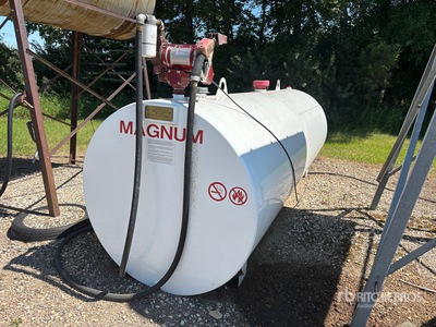 2014 Magnum Fabricating Ltd. 1000 gal Kraftstofftank