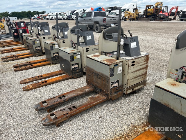 2021 Crown PR4500-60 6000 lb Electric Pallet Jack