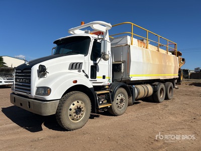 2018 Mack CSMR Metroliner 18200 L 8x4 Twin-Steer Water vrachtwagen