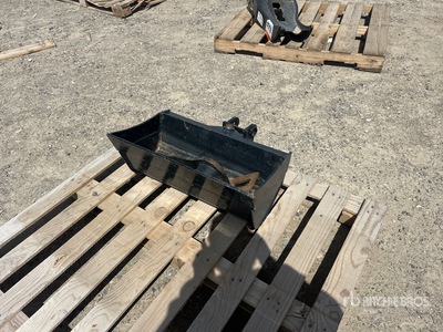24 in Hydraulic Tilting Mini Excavator Bucket