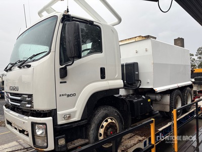 2020 Isuzu 13000 L 6x4 Water Truck