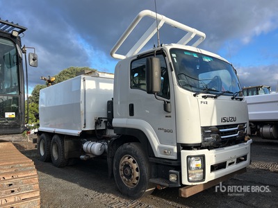 2020 Isuzu 13000 L 6x4 Camion à eau