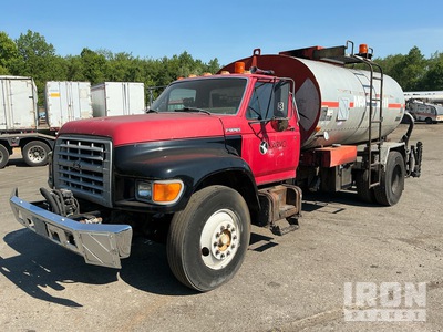 1998 Rosco Maximizer II 2000 gal on 1998 Ford F800 4x2 Asphalt Distributor Truck