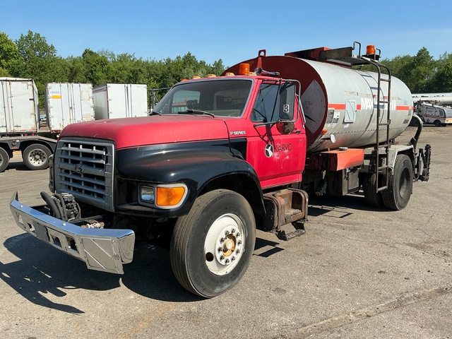 1998 Rosco Maximizer II 2000 gal on 1998 Ford F800 4x2 Asphalt Distributor Truck